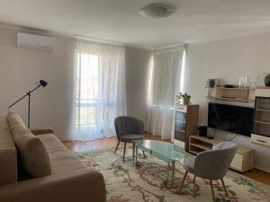 TV a/nebo společenská místnost v ubytování Apartman Colapis- Netflix, self check in, free parking, premium location!