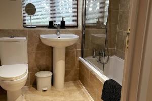 une salle de bain avec toilettes, lavabo et douche dans l'établissement Woodside Cottages - Ash cottage (self-catering), à Uckfield 7 autres photos