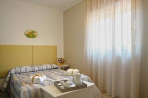 1 dormitorio con cama, mesa y ventana en Villa Vilù, en Bellosguardo