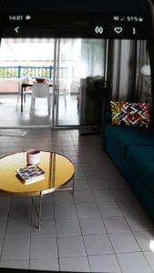 Posezení v ubytování Bel Appartement Face à La Plage au Diamant + 4 fotografie
