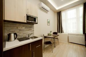 Virtuvė arba virtuvėlė apgyvendinimo įstaigoje Budapest Holidays Apartments