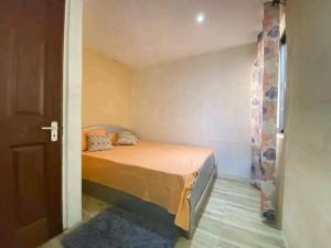 1 dormitorio pequeño con 1 cama en una habitación en John family guesthouse service, en Roches Brunes