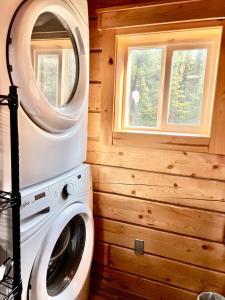 una lavadora y secadora en una casa pequeña en Aurora Ridge Cabin, en Fairbanks