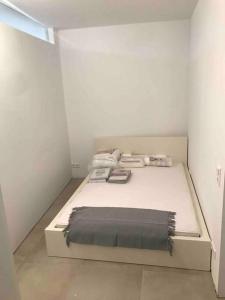 a white room with a bed in it at Apartment Bellalegna in Geislingen an der Steige