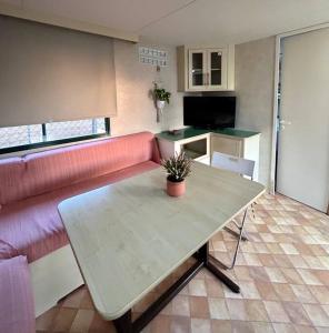 sala de estar con sofá y mesa en Coqueta casita de playa en el Palmar, en El Palmar