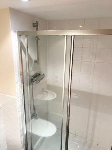 uma cabina de duche em vidro com um WC na casa de banho em City Center 2 bedrooms Apartment em Manchester