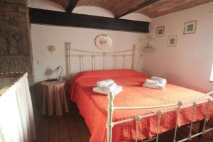 a bedroom with a bed with two towels on it at 14 Toscana da Vilma, vacanza, piscina - CASA PRIVATA in Castel del Piano
