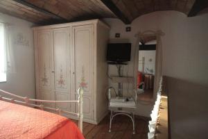 a bedroom with a bed and a mirror at 14 Toscana da Vilma, vacanza, piscina - CASA PRIVATA in Castel del Piano