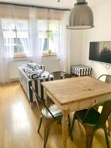 uma sala de estar com uma mesa e um sofá em Family Ski apartment em Spindleruv Mlyn