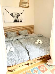 sypialnia z łóżkiem z obrazem krowy na ścianie w obiekcie Family Ski apartment w Szpindlerowym Młynie