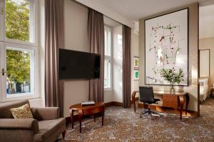 TV a/nebo společenská místnost v ubytování The Ritz-Carlton, Vienna
