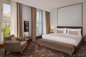 Postel nebo postele na pokoji v ubytování The Ritz-Carlton, Vienna