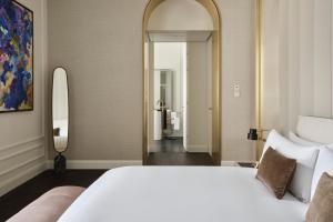 Postel nebo postele na pokoji v ubytování The Ritz-Carlton, Vienna