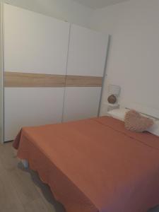 - une chambre avec un lit et une couverture orange dans l'établissement Apartman Maša, à Zadar