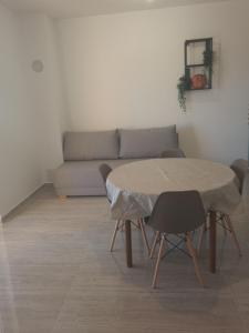 - un salon avec une table et un canapé dans l'établissement Apartman Maša, à Zadar
