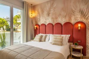 リド・ディ・イエゾロにあるSalus Smart & Chic Hotelのベッドルーム1室(赤いヘッドボード付きの大型ベッド1台付)