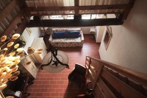 an overhead view of a living room with a couch at 14 Toscana da Vilma, vacanza, piscina - CASA PRIVATA in Castel del Piano