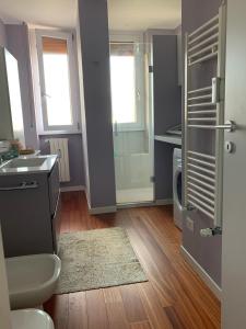 y baño con lavabo y aseo. en Appartamento incantevole a San Donato Milanese, en San Donato Milanese