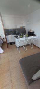 eine Küche mit einem Tisch und Stühlen im Zimmer in der Unterkunft La Cruz del Sur in Sanxenxo