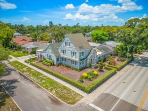 uma vista aérea de uma casa com uma rua em The Kenwood Gables em St. Petersburg