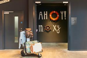 una camera con carrello bagagli davanti a una porta di Moxy Southampton a Southampton