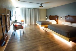 Giường trong phòng chung tại MOXY Phoenix Tempe/ASU Area