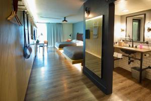 Giường trong phòng chung tại MOXY Phoenix Tempe/ASU Area