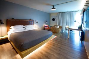 Giường trong phòng chung tại MOXY Phoenix Tempe/ASU Area