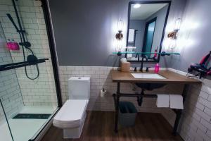 Phòng tắm tại MOXY Phoenix Tempe/ASU Area