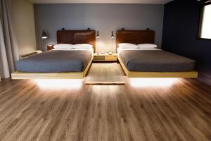 Giường trong phòng chung tại MOXY Phoenix Tempe/ASU Area