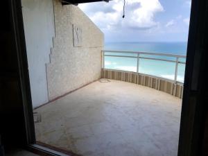 Camera con balcone affacciato sull'oceano. di Nitza Seaview Apartments a Netanya