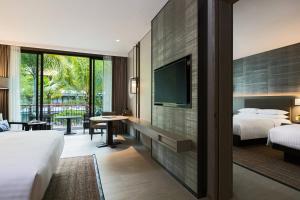 Ein Bett oder Betten in einem Zimmer der Unterkunft Phuket Marriott Resort and Spa, Nai Yang Beach