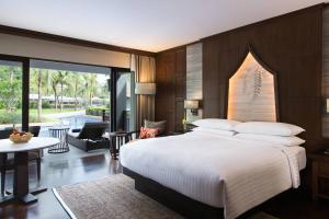 Ein Bett oder Betten in einem Zimmer der Unterkunft Phuket Marriott Resort and Spa, Nai Yang Beach