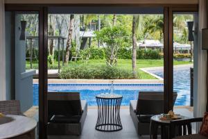 Der Swimmingpool an oder in der Nähe von Phuket Marriott Resort and Spa, Nai Yang Beach