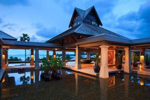 een villa met uitzicht op de oceaan bij Phuket Marriott Resort and Spa, Nai Yang Beach in Nai Yang Beach
