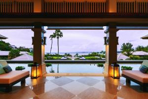 Von der Lobby des Resorts genießen Sie Meerblick. in der Unterkunft Phuket Marriott Resort and Spa, Nai Yang Beach in Nai Yang Beach