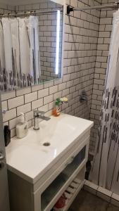 Baño blanco con lavabo y espejo en Montiel 364 en Buenos Aires