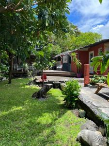 una casa con jardín y un patio con una casa en La Kaz LANGEVIN, en Saint-Joseph