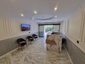 lobby z barem z krzesłami i blatem w obiekcie Elite Park Hotel & Suites w mieście Beylikdüzü