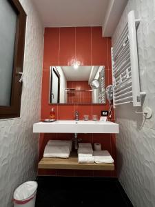 La salle de bains est pourvue d'un lavabo et d'un miroir. dans l'établissement Tenuta Macconi Country Rooms, à Acate