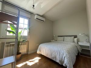 sypialnia z łóżkiem i oknem w obiekcie Rooms Pilarica w Madrycie