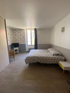Schlafzimmer mit einem Bett, einem Schreibtisch und einem Fenster in der Unterkunft Maison de ville atypique in Orange