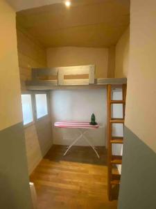 Mały pokój z 2 łóżkami piętrowymi i biurkiem w obiekcie Maison de ville atypique w Orange
