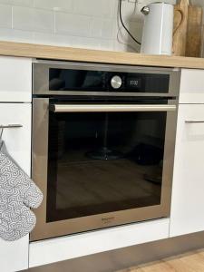 La cocina está equipada con microondas. en Appartement Cosy Place Delille, en Clermont-Ferrand