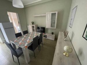 jadalnia ze stołem i krzesłami oraz jadalnią w obiekcie Cozy Apartment x6 persone w Turynie