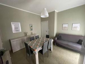 salon ze stołem i kanapą w obiekcie Cozy Apartment x6 persone w Turynie