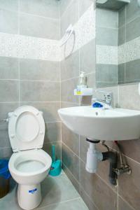 La salle de bains est pourvue de toilettes et d'un lavabo. dans l'établissement The Rina Hostel, à Agadir