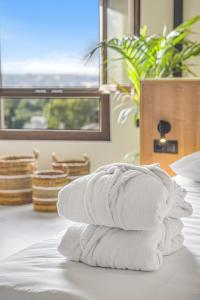 sterta ręczników na łóżku w obiekcie Achatis Suites w mieście Hersonissos