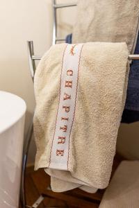 a towel on a towel rack in a bathroom at Le Petit Chapitre : Maison de charme in Fosses-La-Ville