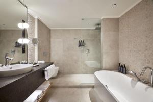 Um banheiro em The Westin Grand Frankfurt